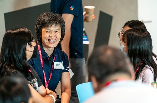 投资组合发展总裁兼新加坡市场统筹总裁张洁心(左二)在数字媒体活动中参访公司时，与青年互动交流